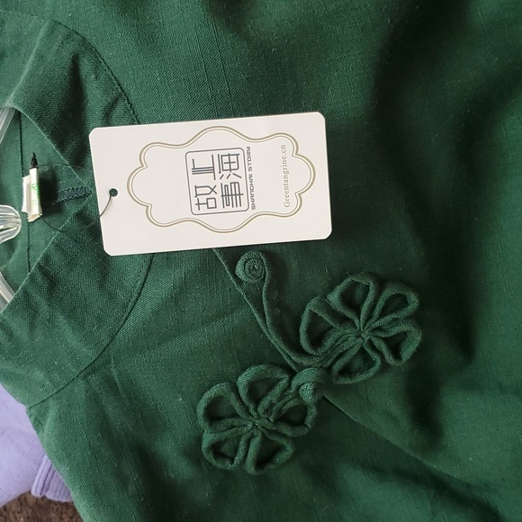 Blouse with knot closures. - Picture 6 of 11